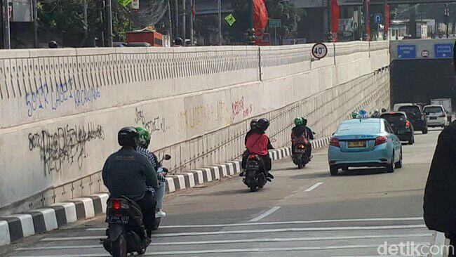 Duh! Underpass Mampang-Kuningan Dikotori Coretan Oleh Peserta 'Sahur On The Road'