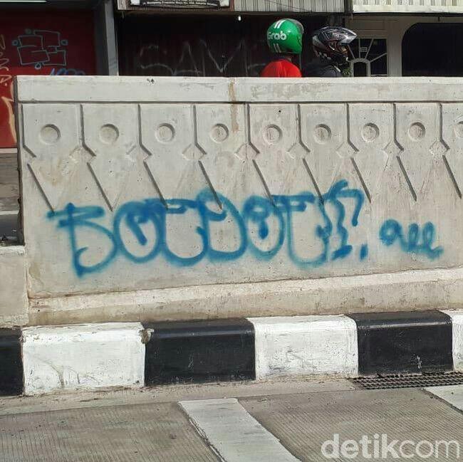 Duh! Underpass Mampang-Kuningan Dikotori Coretan Oleh Peserta 'Sahur On The Road'