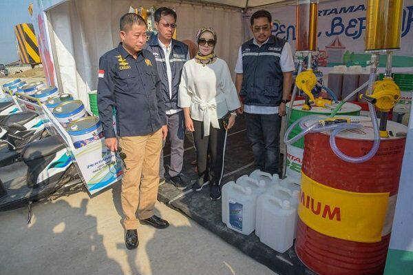 Pantau Persiapan Mudik di Tol Cikampek, Jonan Jajal Motor BBM