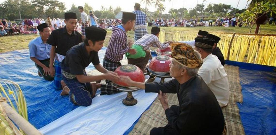 5 Berbagai Tradisi lebaran di Indonesia, ada yang lempar ketupat! 