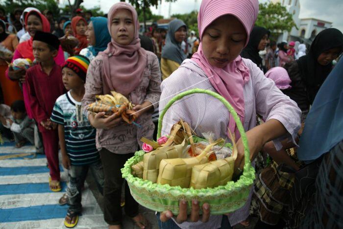 5 Berbagai Tradisi lebaran di Indonesia, ada yang lempar ketupat! 