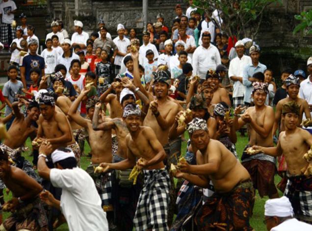 5 Berbagai Tradisi lebaran di Indonesia, ada yang lempar ketupat! 