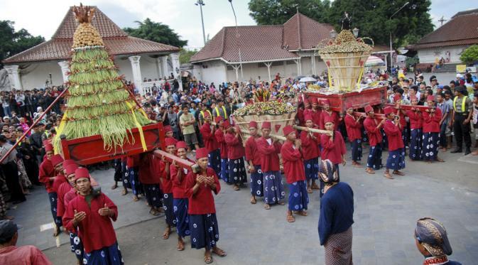 5 Berbagai Tradisi lebaran di Indonesia, ada yang lempar ketupat! 