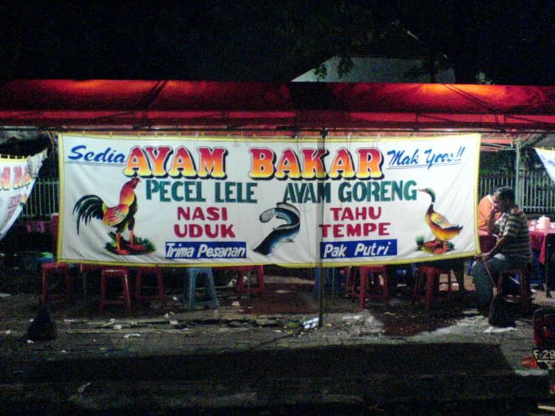 Suka Bertanya Kenapa Spanduk Penyetan Lamongan Selalu Sama? Ini Sosok di Baliknya