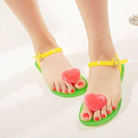 Biar Nggak Ketuker Habis Tarawih, 9 Sandal Jepit Unyu Ini Bisa Kamu Pakai