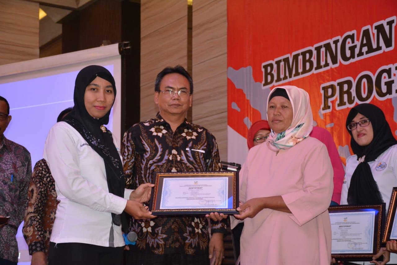 Sukses Bisnis Bunga Pengantin, Uswatun Raih PKH Sejahtera Mandiri