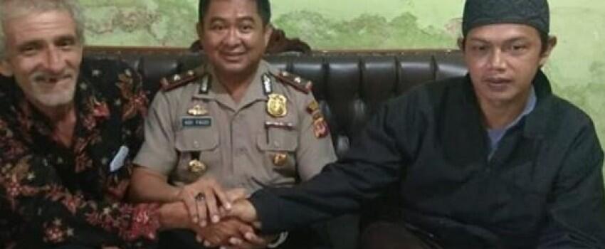 Bule Marah karena Suara Salawat di Musala Akhirnya Minta Maaf