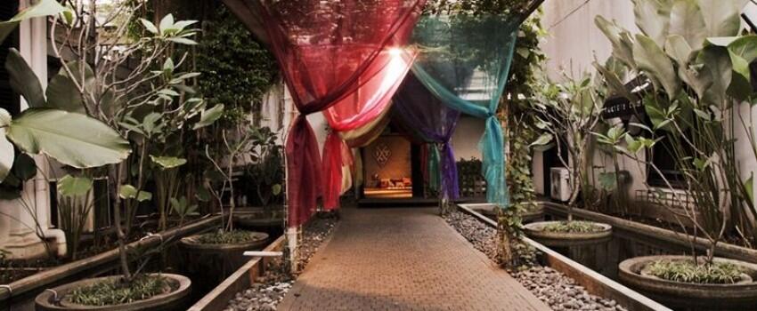 13 Potret Buro Bars & Garden, Serunya Nongkrong di Kebun Fancy