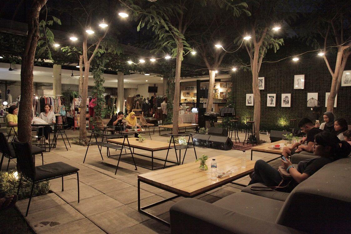 13 Potret Buro Bars & Garden, Serunya Nongkrong di Kebun Fancy