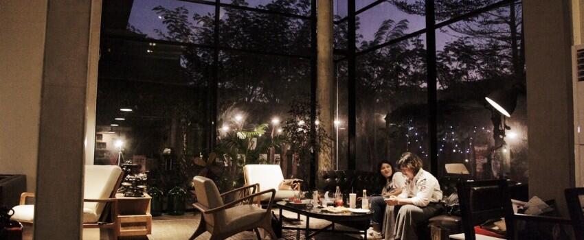 13 Potret Buro Bars & Garden, Serunya Nongkrong di Kebun Fancy