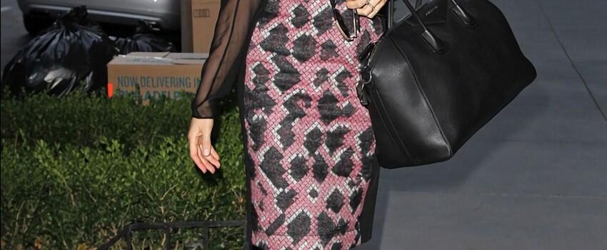 10 Inspirasi Rok ala Miranda Kerr, Stylish Buat Berbagai Aktivitas