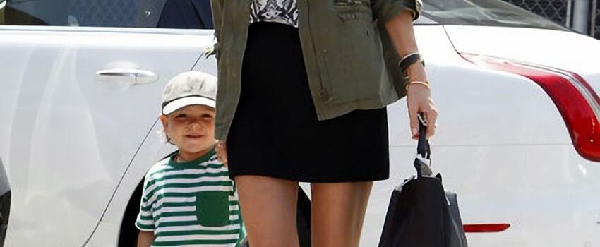 10 Inspirasi Rok ala Miranda Kerr, Stylish Buat Berbagai Aktivitas
