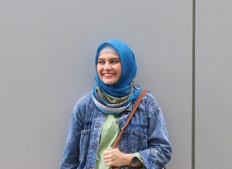 10 Inspirasi Style Hijab Kece untuk Ibu Hamil ala Zee Zee Shahab