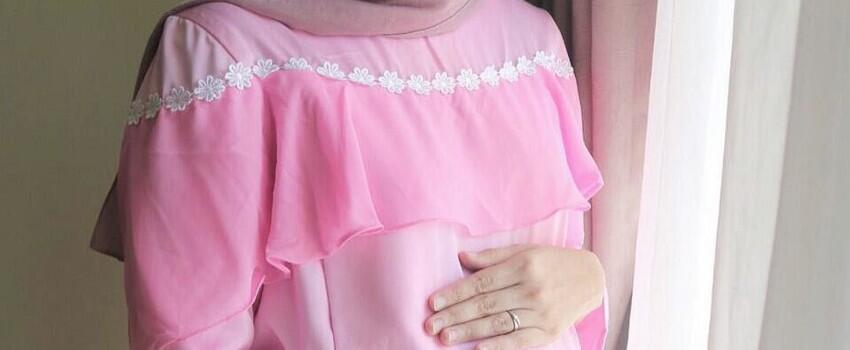 10 Inspirasi Style Hijab Kece untuk Ibu Hamil ala Zee Zee Shahab