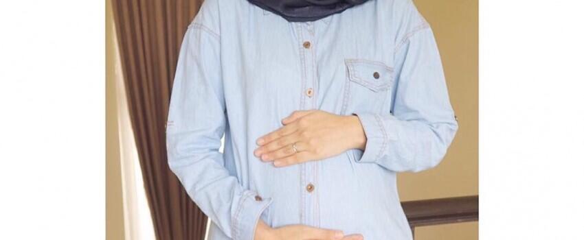10 Inspirasi Style Hijab Kece untuk Ibu Hamil ala Zee Zee Shahab