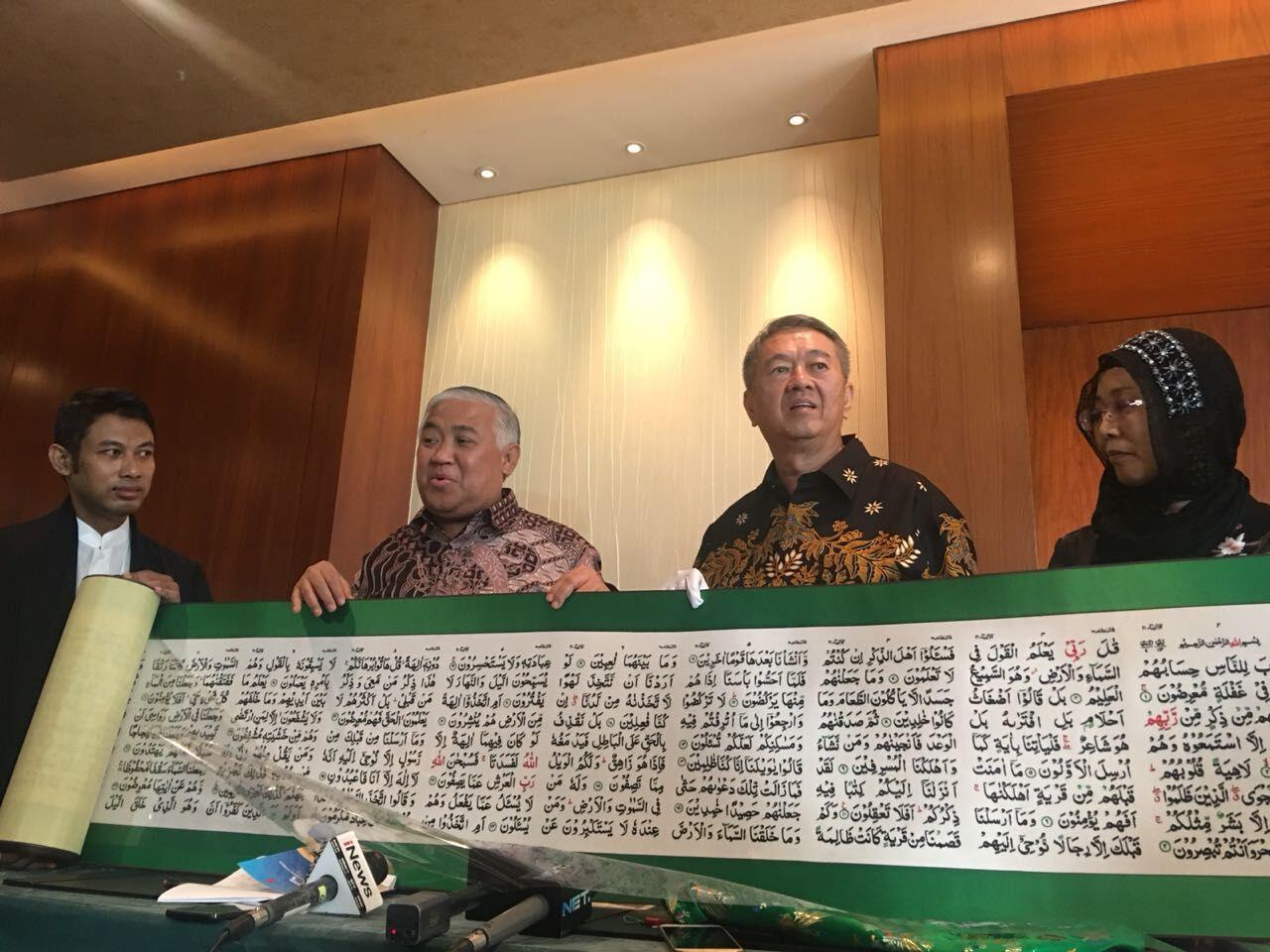 Presiden Jokowi Terima Mushaf Alquran Sulaman Pertama di Dunia