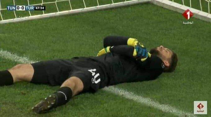 Trik Kiper Tunisia, Berbuka Puasa Di Tengah Laga