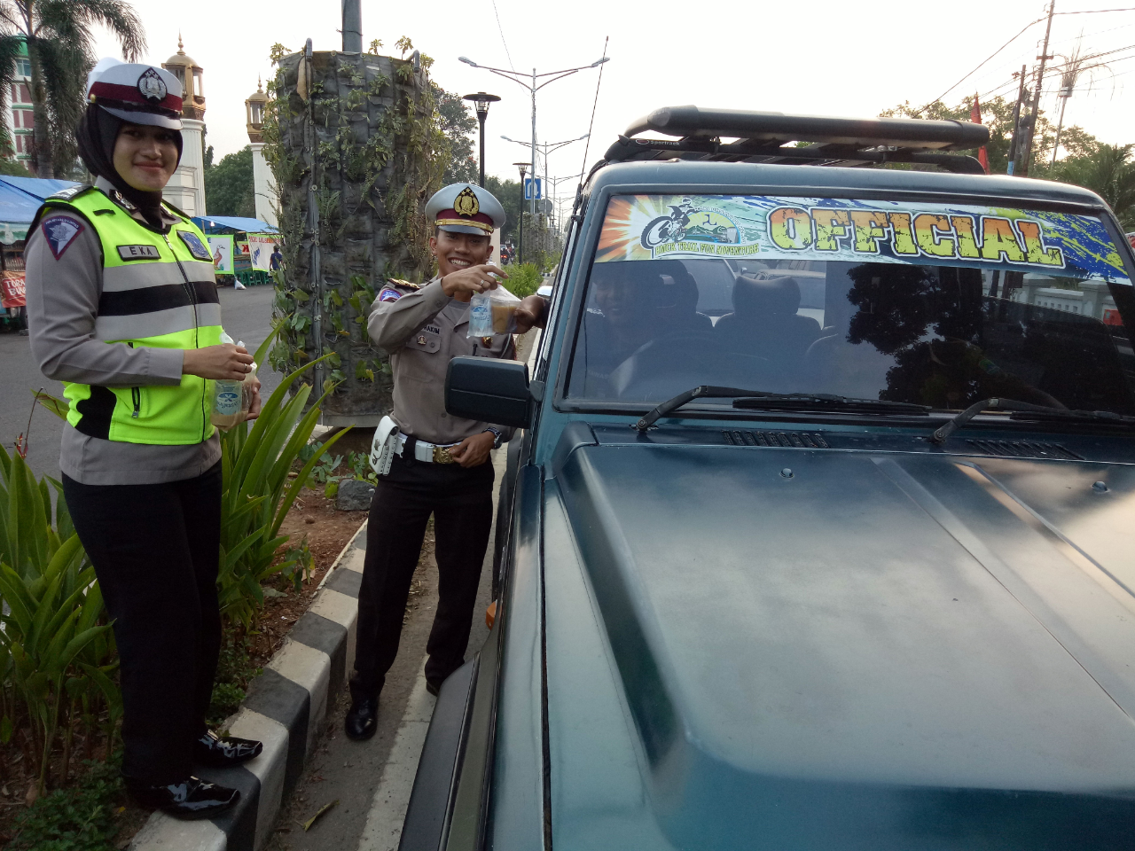Polisi di Majalengka Bagikan Takjil Kepada Pengendara