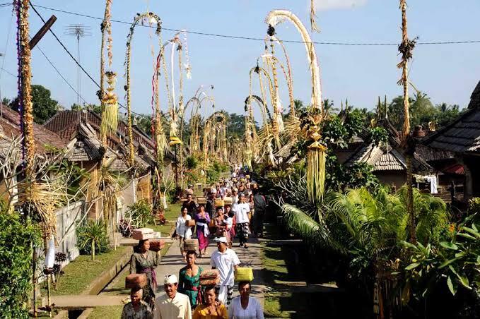 Mengenal Tradisi Pemasangan PENJOR di Bali