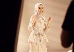 Gaya Busana Hijab Laudya Cynthia Bella Cocok Untuk Baju Baru Lebaran Kamu!! 
 