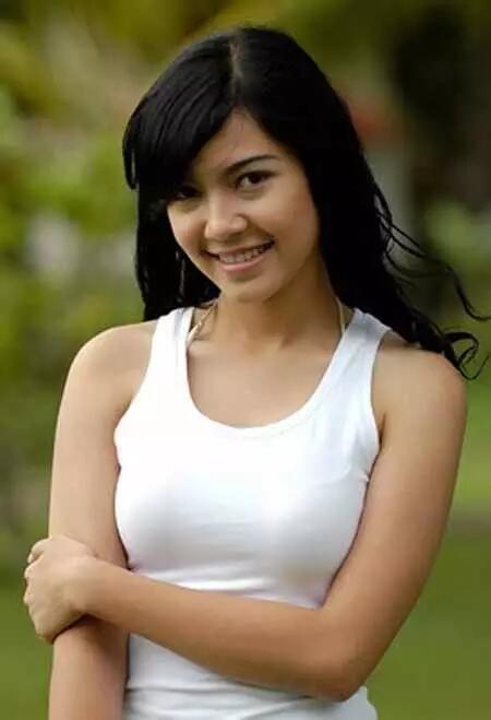 Ga Nyangka, 4 Pria Biasa Berhasil Nikahi Artis Super Cantik, Kamu Harus Tahu