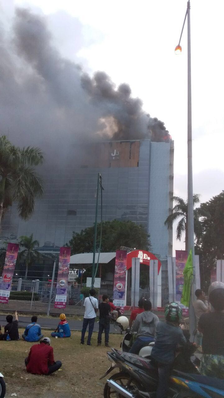 Gedung di PRJ Kemayoran terbakar, ada korban terjebak