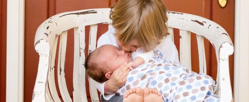 Perhatikan 10 Sikap Ini Saat Kamu Mengunjungi Bayi yang Baru Lahir
