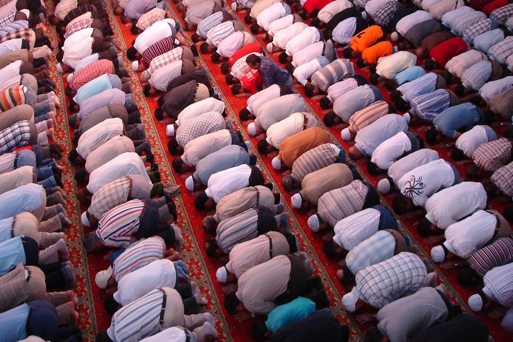 Ini 6 Tipe Cowok Saat Jadi Makmum Ketika Salat Tarawih