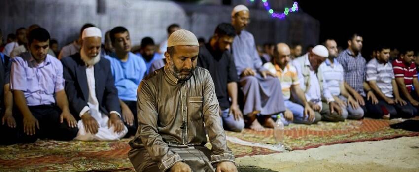 Ini 6 Tipe Cowok Saat Jadi Makmum Ketika Salat Tarawih