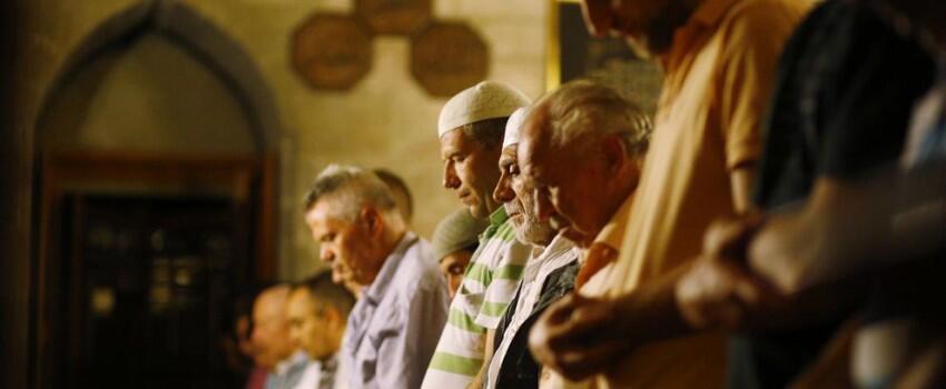 Ini 6 Tipe Cowok Saat Jadi Makmum Ketika Salat Tarawih