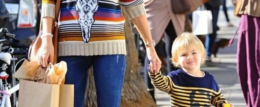 10 Gaya Inspirasi dengan Jeans ala Supermodel Alessandra Ambrosio, Kece!