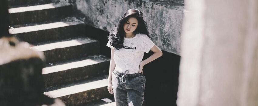 10 Style Kasual ala Hanggini, Bikin Gaya Santaimu Jadi Makin Kece