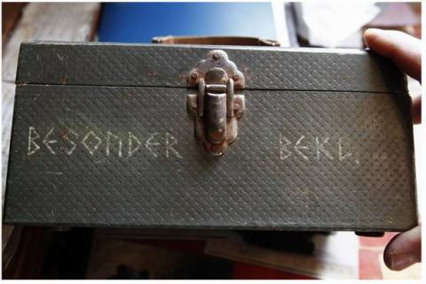 Ilmuwan Temukan Koper Tentara NAZI,begitu Di Buka Inilah Isinya