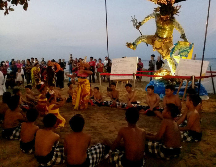 Mengingatkan bahaya sampah plastik lewat ogoh-ogoh