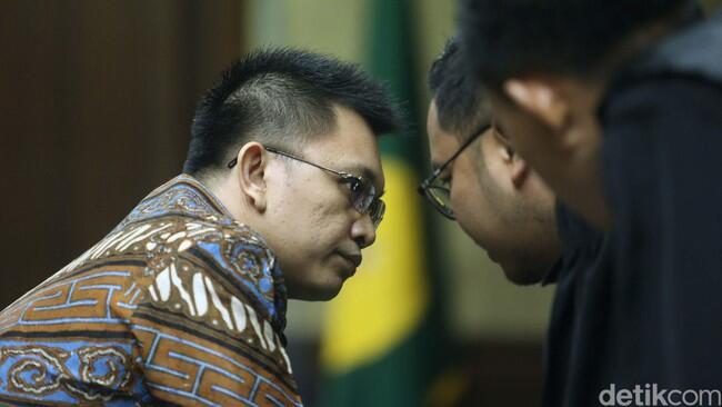 Beri 'Suap Selamatkan Ibu', Aditya Moha Divonis 4 Tahun Penjara