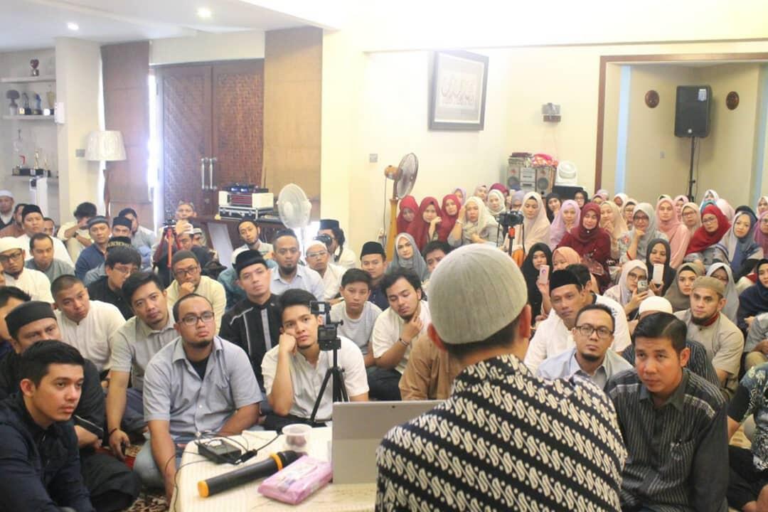 Dahsyat! Seleb Indonesia Tunggu Buka Puasa Bareng Ustadz Abdul Somad dan Felix Siauw