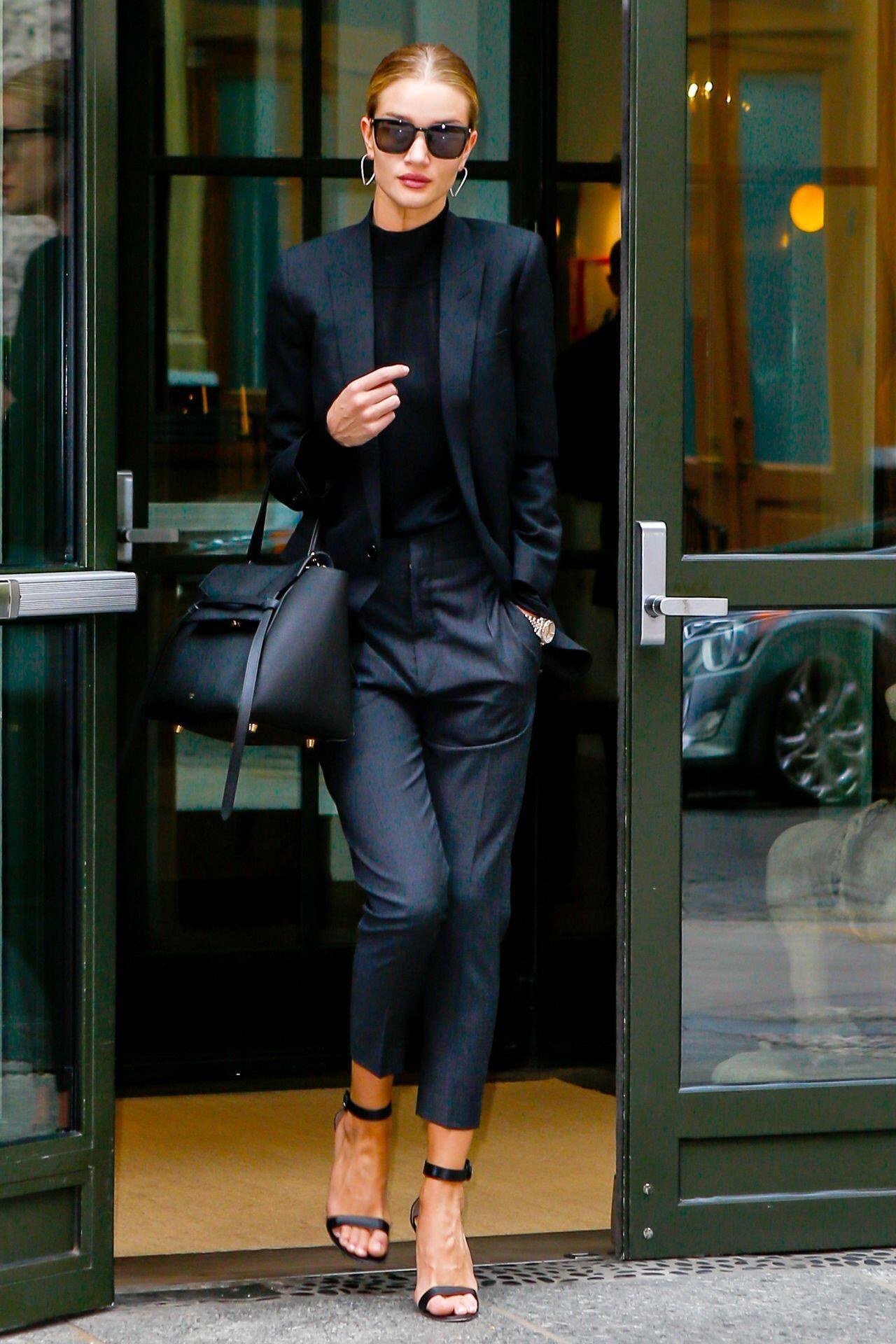 10 Gaya Modis Mix & Match Celana ala Rosie Huntington-Whiteley