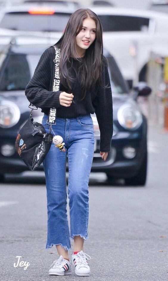 Tampil Keren Maksimal dengan 10 Gaya Kasual Ala Jeon Somi