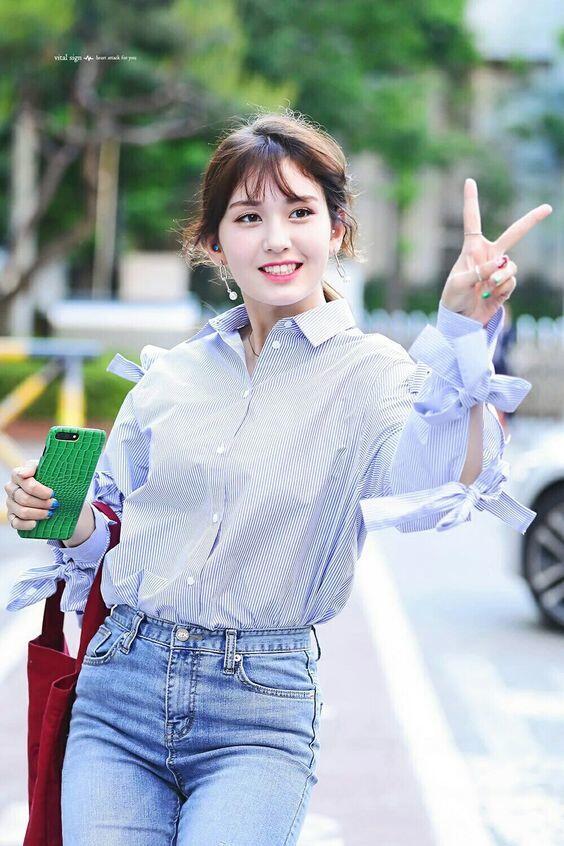 Tampil Keren Maksimal dengan 10 Gaya Kasual Ala Jeon Somi