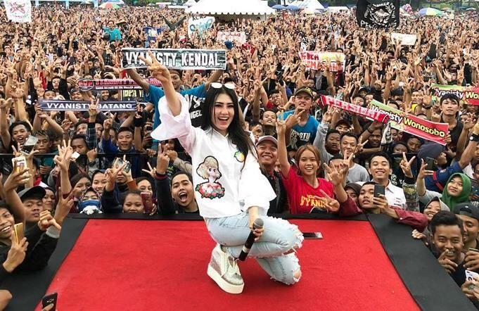 Jarang Tampil Terbuka, Ini 10 Gaya Sopan Via Vallen yang Banjir Pujian