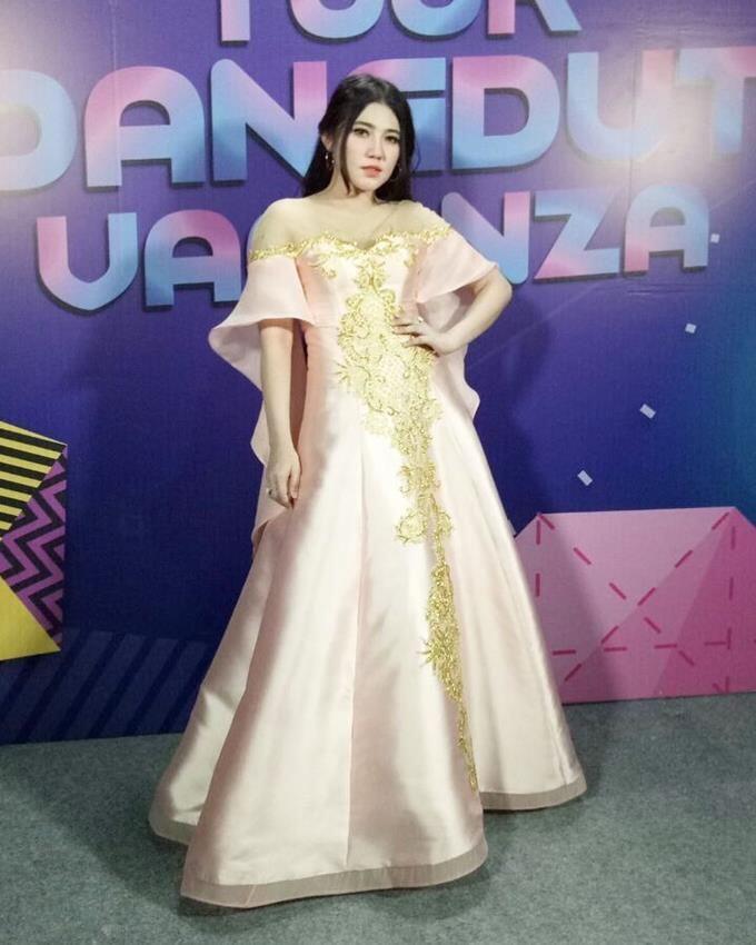Jarang Tampil Terbuka, Ini 10 Gaya Sopan Via Vallen yang Banjir Pujian