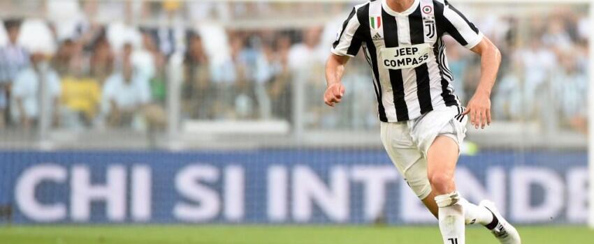 Arsenal Resmi DatangkanLichtsteiner dari Juventus