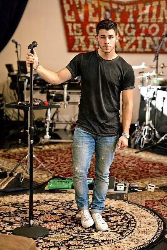 10 Street Style ala Nick Jonas, Bikin Tampilanmu Makin Gagah