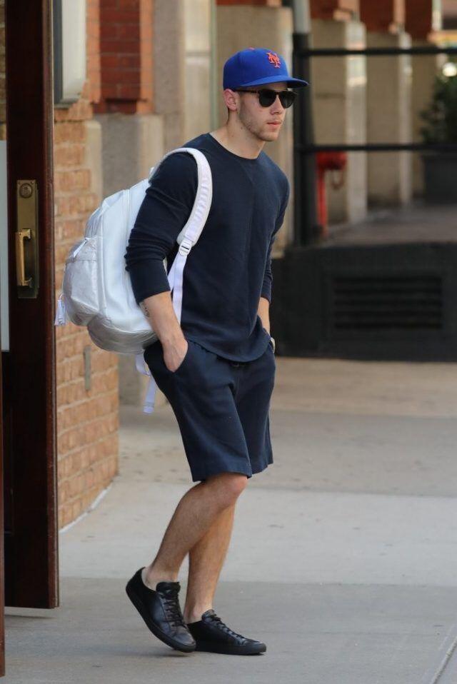 10 Street Style ala Nick Jonas, Bikin Tampilanmu Makin Gagah