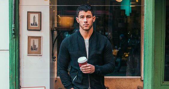 10 Street Style ala Nick Jonas, Bikin Tampilanmu Makin Gagah