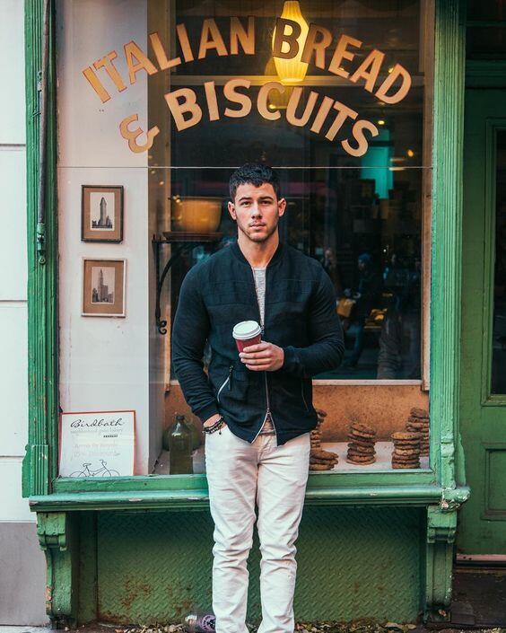 10 Street Style ala Nick Jonas, Bikin Tampilanmu Makin Gagah