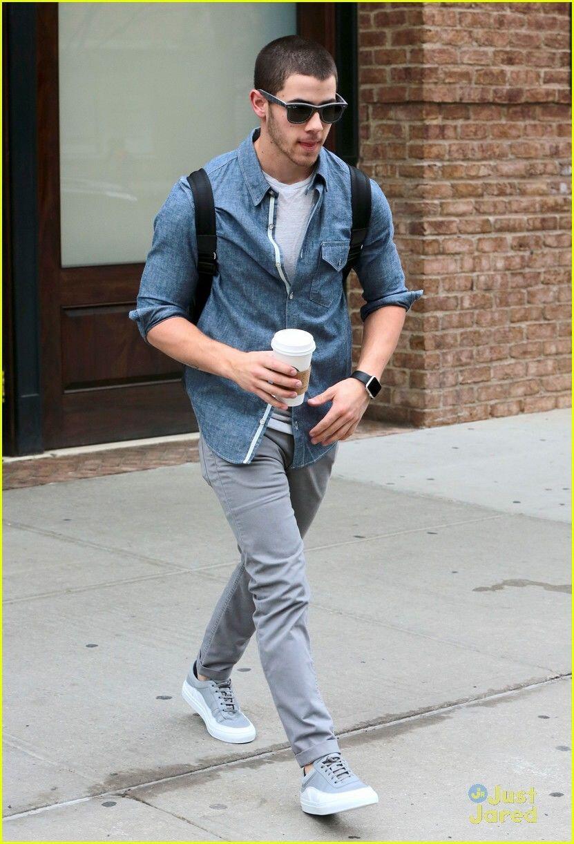 10 Street Style ala Nick Jonas, Bikin Tampilanmu Makin Gagah