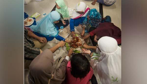&#91;Tradisi Ramadan&#93; Megibung, Makan Bersama Warga Muslim di Bali