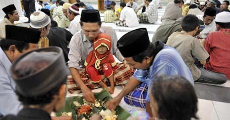 &#91;Tradisi Ramadan&#93; Megibung, Makan Bersama Warga Muslim di Bali