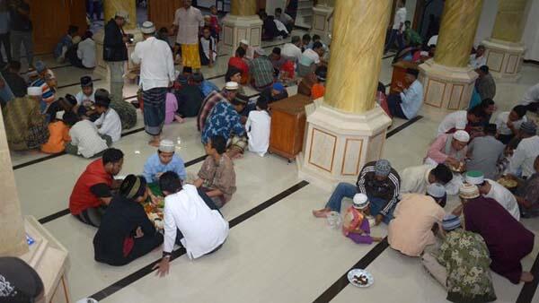 &#91;Tradisi Ramadan&#93; Megibung, Makan Bersama Warga Muslim di Bali